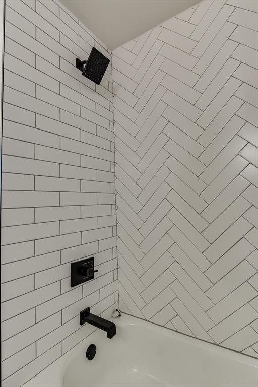 3325 NW 65th St Unit 4057723241, Oklahoma City, OK 73116 - full bath featuring washtub / shower combination