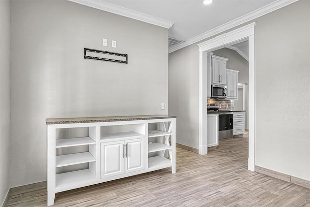 517 N Quail Run, Altus, OK 73521 - hallway featuring ornamental molding, light wood-style flooring, and recessed lighting