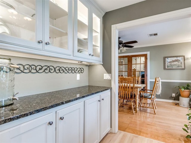 1616 E Cottonwood Rd, Goldsby, OK 73093 - bar area featuring light wood-style floors and a ceiling fan