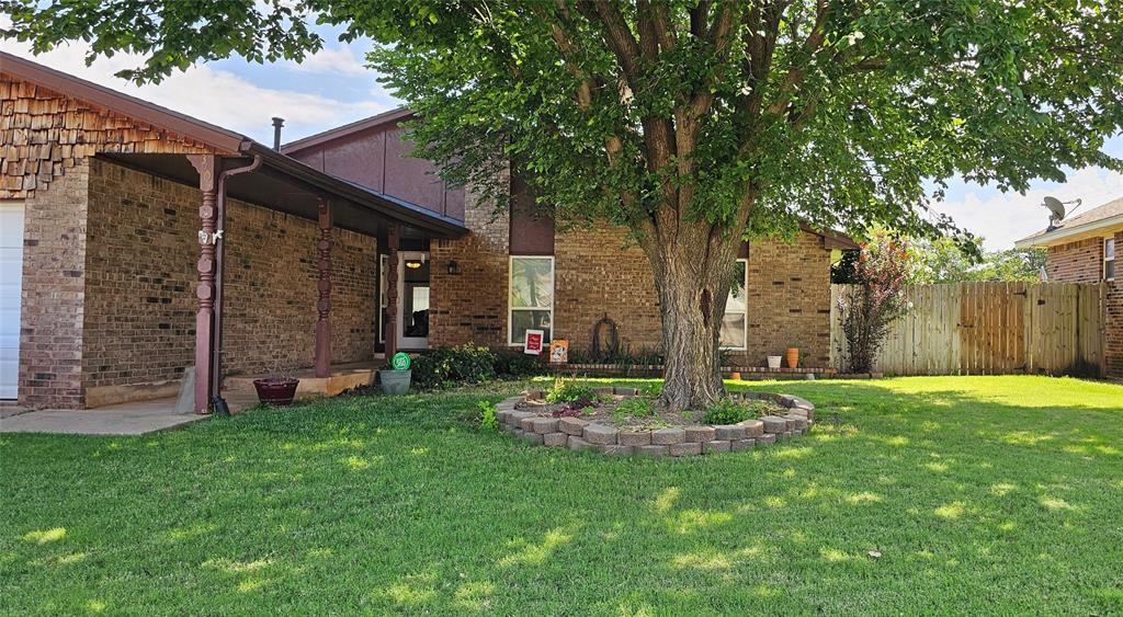 3104 Del Rey Dr, Midwest City, OK 73110 - view of yard with a garage