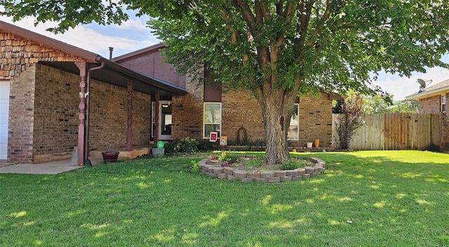 3104 Del Rey Dr, Midwest City, OK 73110 - view of yard with a garage