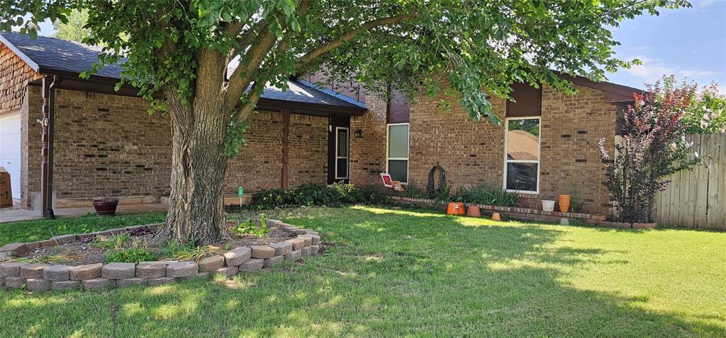 3104 Del Rey Dr, Midwest City, OK 73110 - view of front of home featuring brick siding