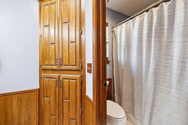 2408 Shady Tree Ln, Edmond, OK 73013 - full bath featuring a wainscoted wall and curtained shower