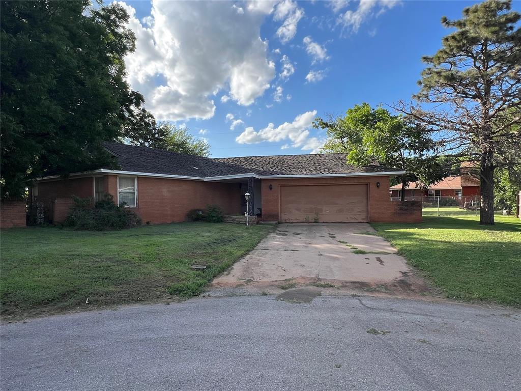 1025 Adams Ave, Elk City, OK 73644 - photo 1