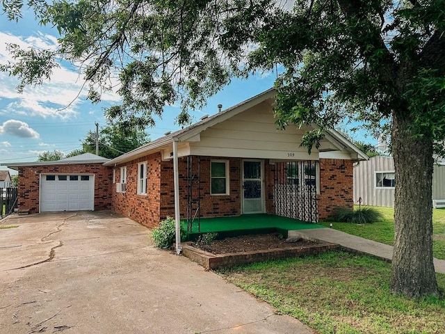 309 N Spencer Ave, Hinton, OK 73047 - single story home with brick siding, a garage, concrete driveway, and a front lawn