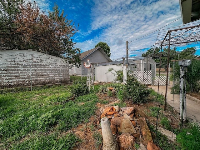 309 N Spencer Ave, Hinton, OK 73047 - view of yard featuring a shed