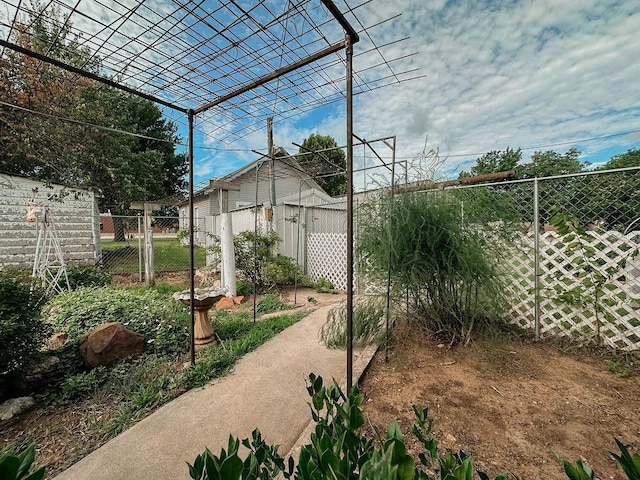 309 N Spencer Ave, Hinton, OK 73047 - view of yard