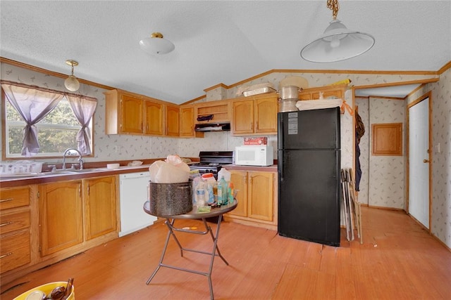 11567 N 1790th Rd, Sayre, OK 73662 - kitchen with white appliances, wallpapered walls, lofted ceiling, light wood-style floors, and crown molding