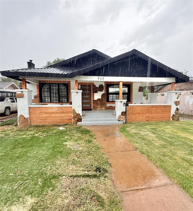 717 E Walnut St, Altus, OK 73521 - view of front facade with a front yard and covered porch
