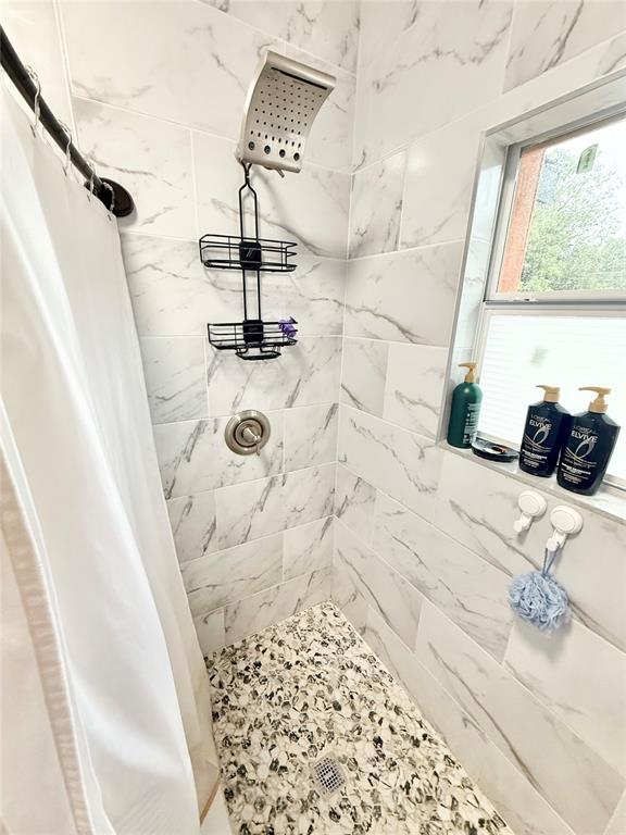 717 E Walnut St, Altus, OK 73521 - full bath with tiled shower