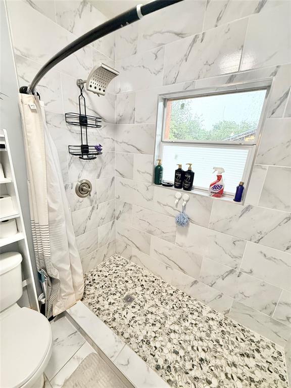 717 E Walnut St, Altus, OK 73521 - full bath featuring marble finish floors and a tile shower