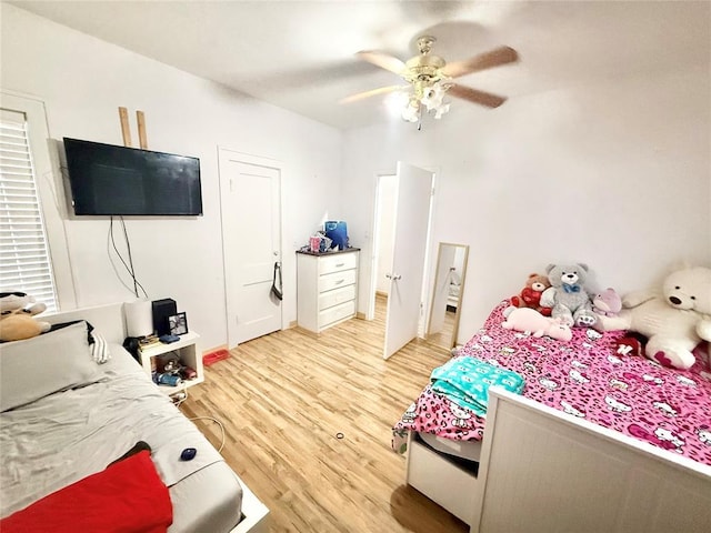 717 E Walnut St, Altus, OK 73521 - bedroom featuring light wood-style floors and ceiling fan