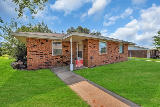 418 N Electra St, Sayre, OK 73662 - single story home featuring a front yard and brick siding