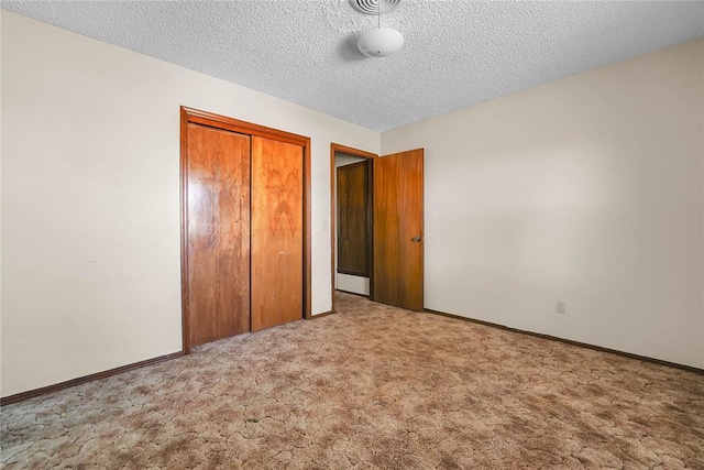 418 N Electra St, Sayre, OK 73662 - unfurnished bedroom featuring carpet floors, a closet, and a textured ceiling