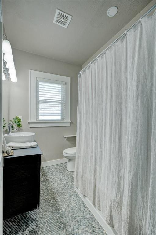 2233 W Eubanks St, Oklahoma City, OK 73112 - full bath featuring vanity, curtained shower, and recessed lighting