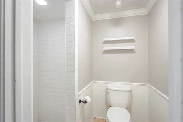 10900 Rock Ridge Rd, Oklahoma City, OK 73120 - bathroom featuring wainscoting, ornamental molding, and a textured ceiling