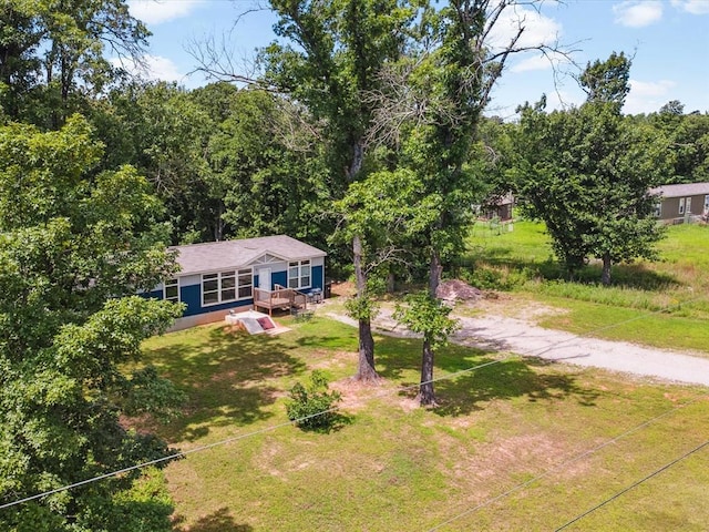 view of front of house featuring driveway and a front yard