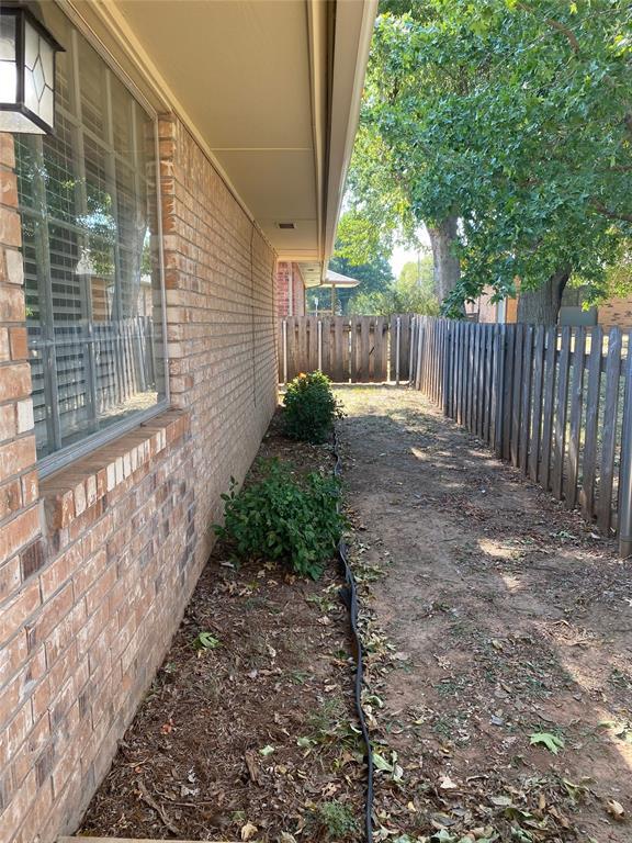223 E Lincoln Ave, Edmond, OK 73034 - view of yard