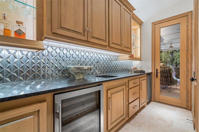 18816 Otter Creek Dr, Edmond, OK 73012 - indoor wet bar with wine cooler, decorative backsplash, and vaulted ceiling