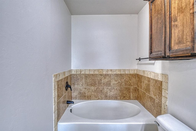 816 Lakeview Dr, Moore, OK 73160 - full bath featuring a garden tub and a textured wall