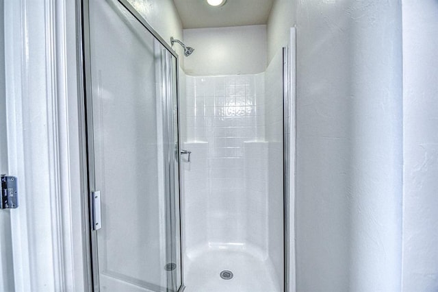 816 Lakeview Dr, Moore, OK 73160 - bathroom featuring a stall shower