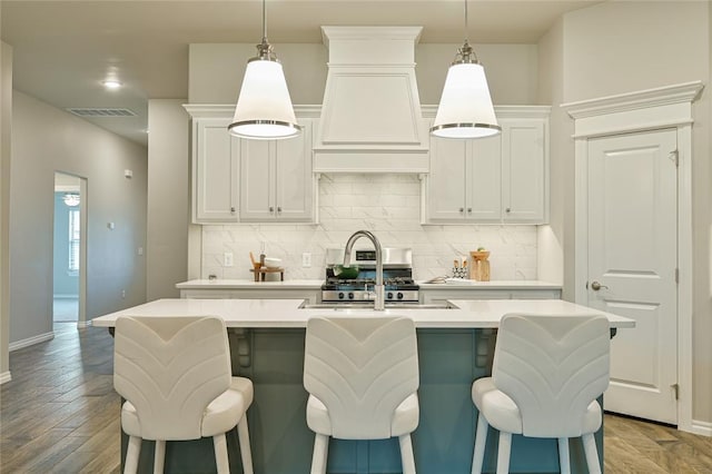 3808 Palmetto Trl, Oklahoma City, OK 73179 - kitchen featuring stove, light countertops, decorative backsplash, and an island with sink
