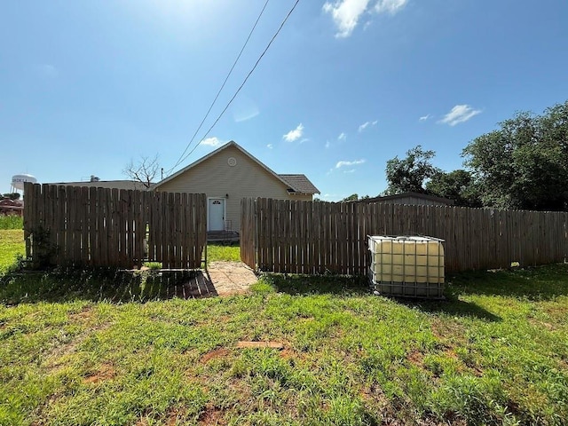 223 N Market St, Cordell, OK 73632 - view of yard