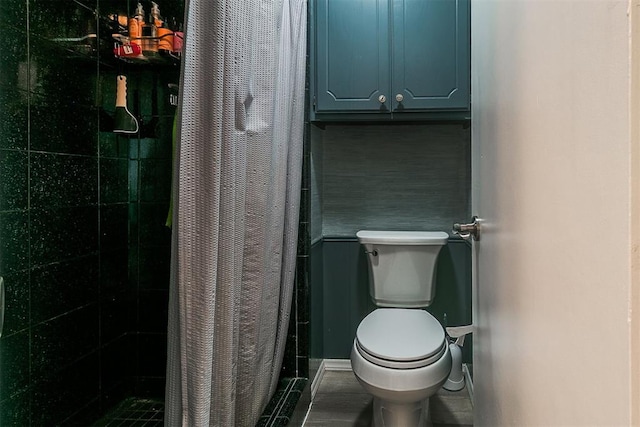 100 Three Oaks Dr, Midwest City, OK 73130 - full bathroom featuring a tile shower and toilet