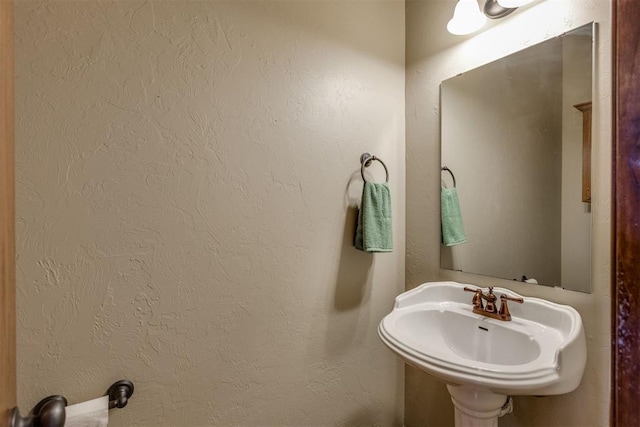 3000 Hampshire Ln, Oklahoma City, OK 73179 - bathroom with a sink