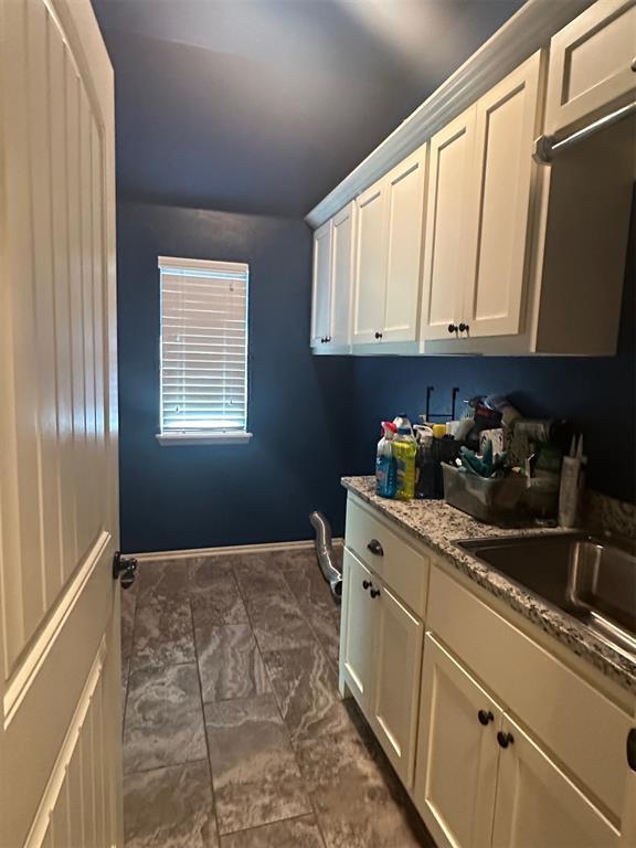 5024 SW 130th St, Oklahoma City, OK 73173 - washroom with a sink and baseboards