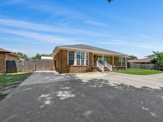 521 E Broadway St, Lexington, OK 73051 - single story home with a porch and brick siding