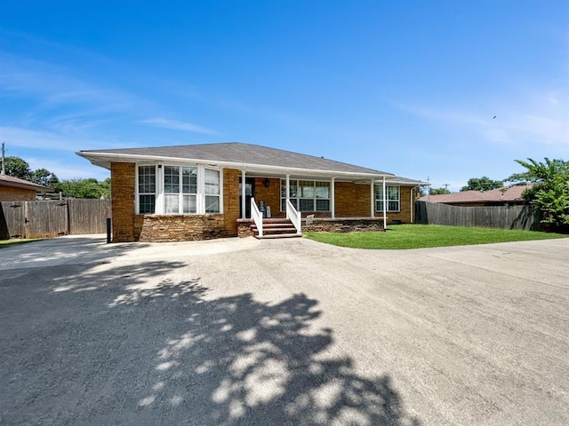 521 E Broadway St, Lexington, OK 73051 - single story home with covered porch and driveway