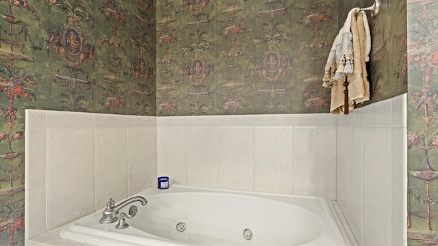 704 Capri Pl, Edmond, OK 73034 - full bath with a whirlpool tub and wallpapered walls