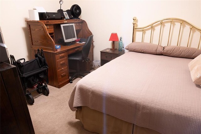 5712 NW 42nd Ter, Warr Acres, OK 73122 - carpeted bedroom featuring a desk