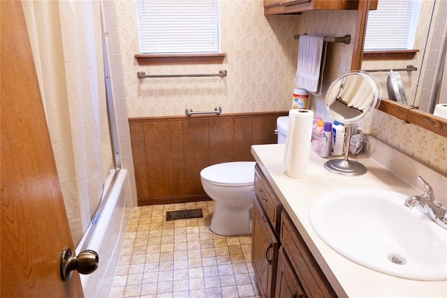5712 NW 42nd Ter, Warr Acres, OK 73122 - full bath featuring wainscoting, vanity, shower / bath combo, and wooden walls