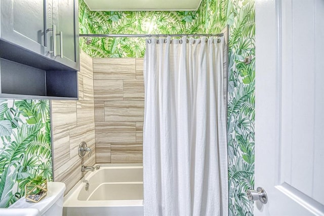 1621 NW 18th St, Oklahoma City, OK 73106 - full bathroom with shower / tub combo with curtain and wallpapered walls