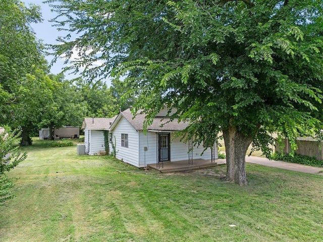 4504 N Grove Ave, Warr Acres, OK 73122 - view of yard with covered porch