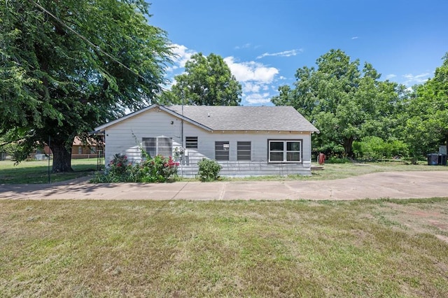 4504 N Grove Ave, Warr Acres, OK 73122 - view of front of home featuring a front lawn