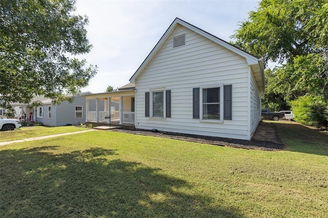 1623 W Washington Ave, Guthrie, OK 73044 - view of front of home with a front lawn and a porch