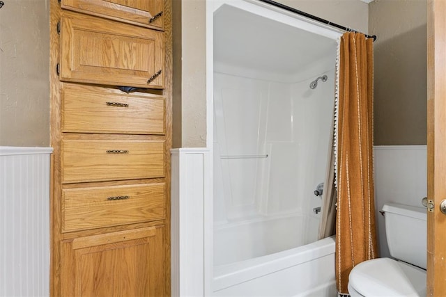 1623 W Washington Ave, Guthrie, OK 73044 - bathroom with a wainscoted wall, shower / bath combo, and a decorative wall