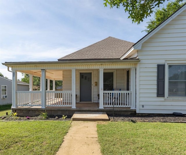 1623 W Washington Ave, Guthrie, OK 73044 - view of front facade featuring a porch, a front yard, and roof with shingles