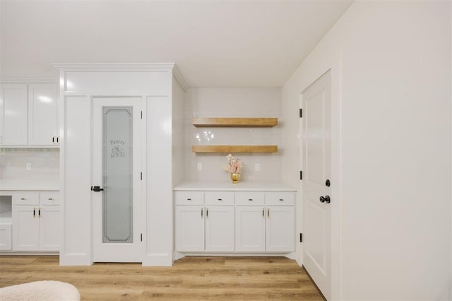 2020 Hasley Dr, The Village, OK 73120 - bar area featuring backsplash and light wood-style flooring
