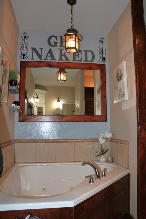 11800 Bryant Rd, Lexington, OK 73051 - bathroom with a tub with jets