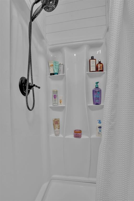 323 W 13th St, Snyder, OK 73566 - bathroom featuring a shower with curtain