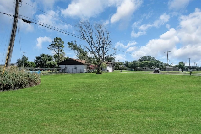 323 W 13th St, Snyder, OK 73566 - view of green lawn