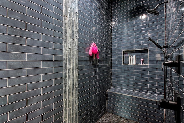 9228 E Cardinal Pl, Midwest City, OK 73130 - bathroom featuring a tile shower