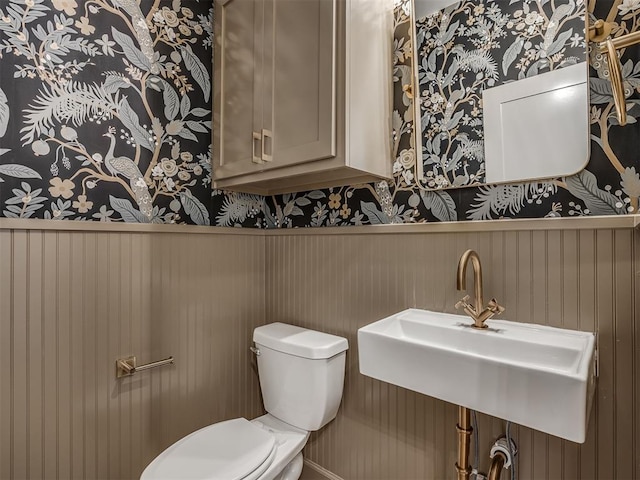 6609 NW 147th St, Oklahoma City, OK 73142 - bathroom featuring wallpapered walls and wainscoting