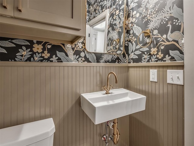 6609 NW 147th St, Oklahoma City, OK 73142 - bathroom with wallpapered walls and wainscoting