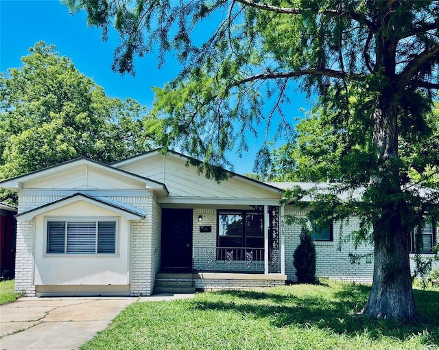 6013 NW 55th St, Warr Acres, OK 73122 - split level home with brick siding, a porch, and a front yard