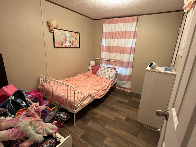330633 E 875th Rd, Wellston, OK 74881 - bedroom featuring wood finished floors and a textured ceiling